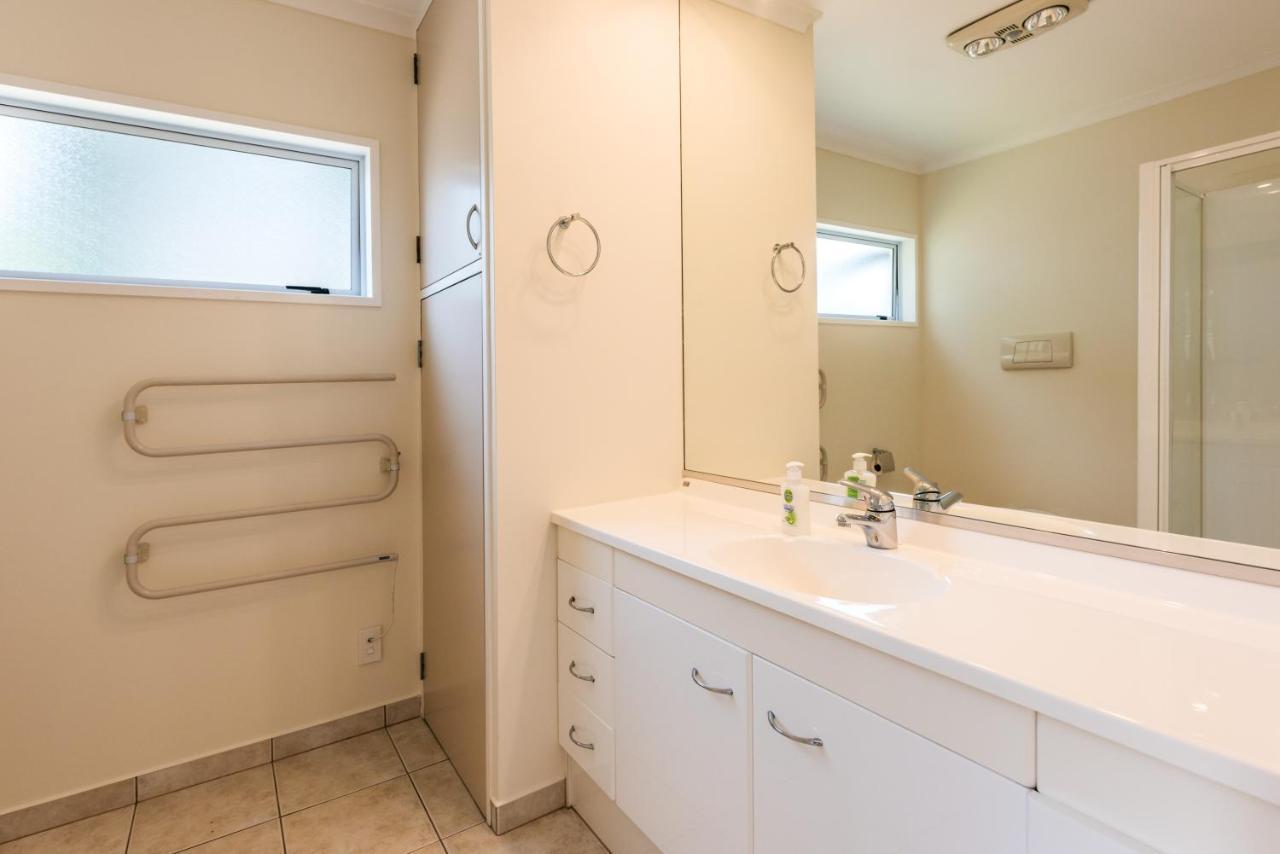 Number Six - Oneroa Holiday Home Екстер'єр фото